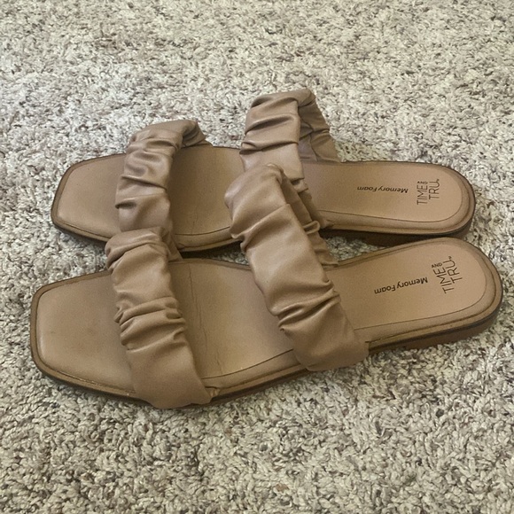 Time and Tru Women’s Ruched Strap Sandal with memory foam footbed size 9 - Picture 5 of 7